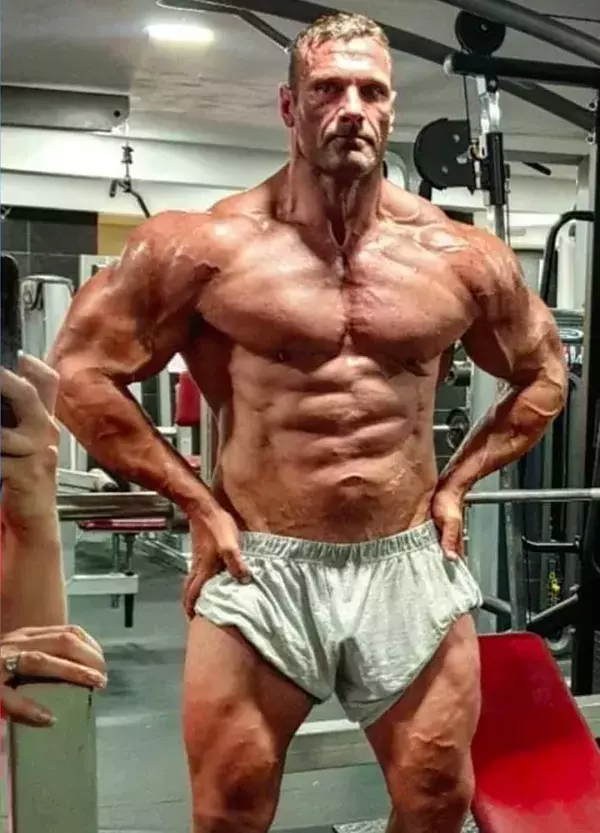 Terry Hollands après une transformation physique démentielle. Le Britannique est presque méconnaissable
