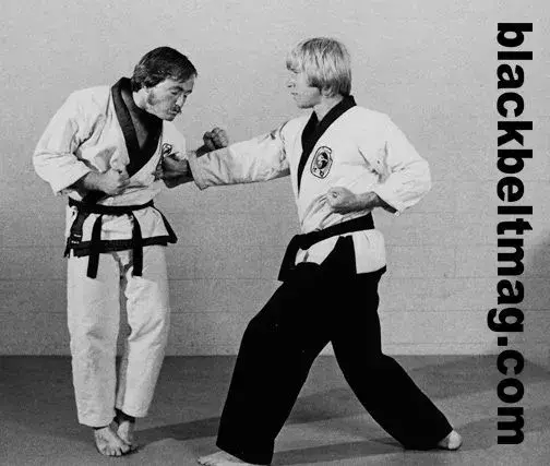 Chuck Norris qui pose pour le Black Belt Magazine en 1968