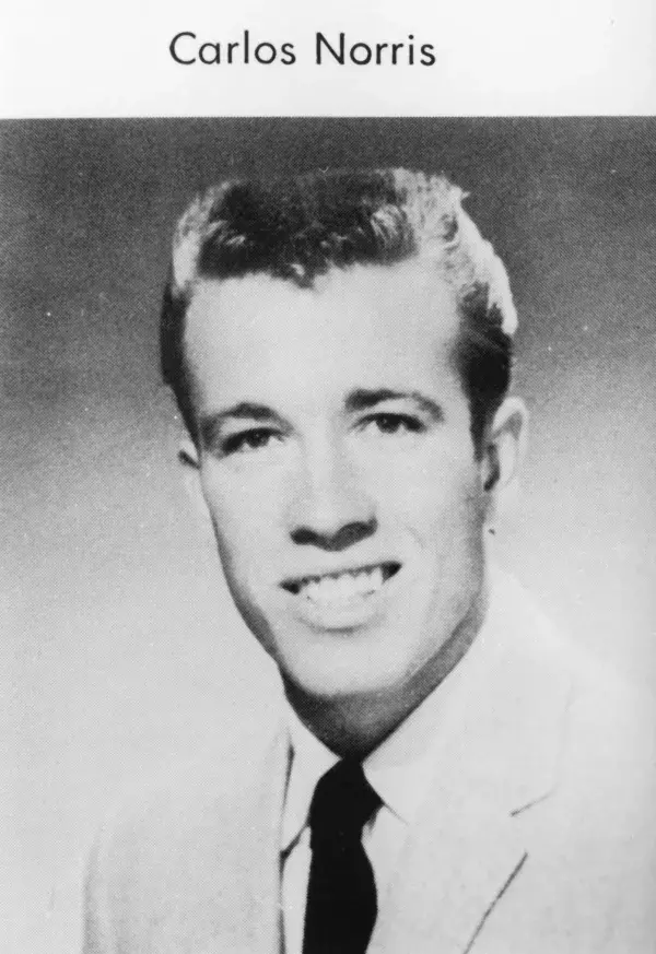 Méconnaissable, voici Chuck Norris, à 18 ans, pour l'annuaire de son école 