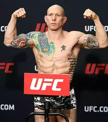 Le Country Man Josh Emmett nous fait penser à son évolution intermédiaire...